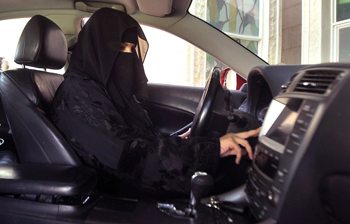 Mulher ultra-conservadora dirige carro na Arábia Saudita