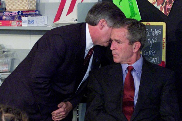 Andy Card conversa com então presidente George W. Bush para informá-lo dos atentados de 11 de setembro, em Nova York