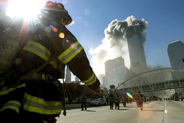Bombeiros chegam perto das torres gêmeas, poucos minutos após o segundo avião bater na segunda torre do World Trade Center, em Manhattan