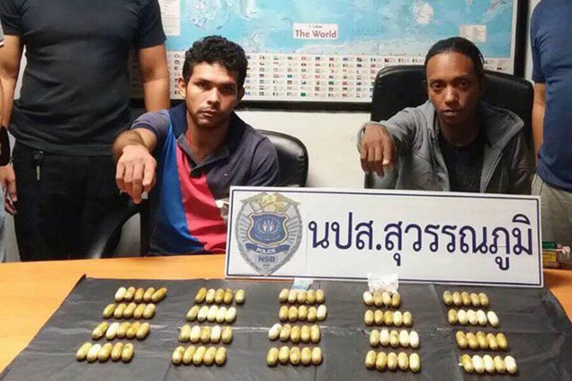 Os brasileiros Paulo Henrique Pires do Nascimento e Elsonias Coleta da Silva foram presos ao tentar entrar com cápsulas de cocaína em Bangcoc na Tailândia