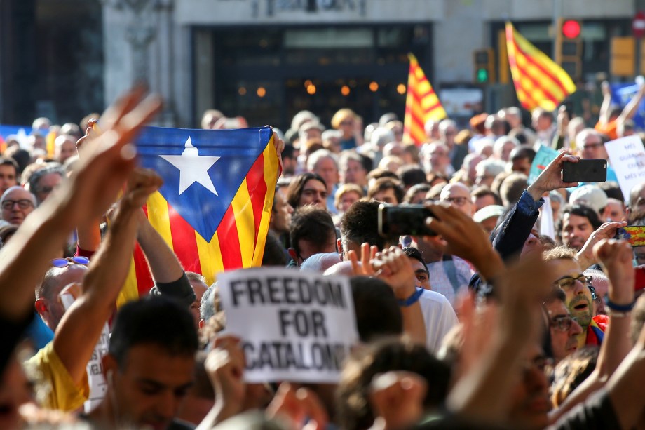 Milhares de manifestantes se reuniram em frente ao Ministério da Economia catalã depois que o ministro Maria Jove, foi preso pela polícia espanhola durante uma incursão em vários escritórios do governo, em Barcelona - 20/09/2017