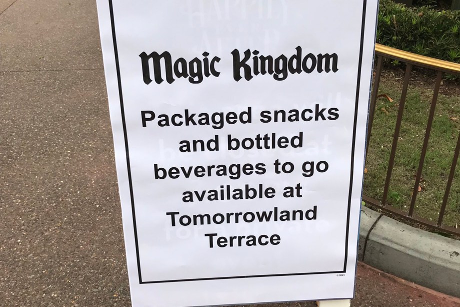 Tomorrowland Terrace vende lanches pré-embalados e bebidas para preparar os hóspedes para a chegada do furacão Irma