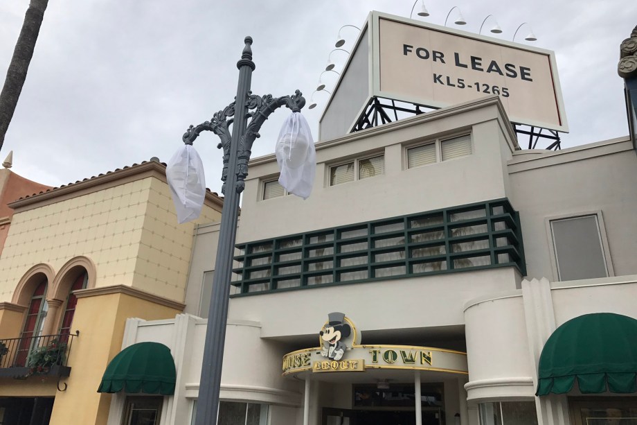 Luzes do Sunset Boulevard protegidas com sacos antes da passagem do furacão Irma na Disney, em Orlando