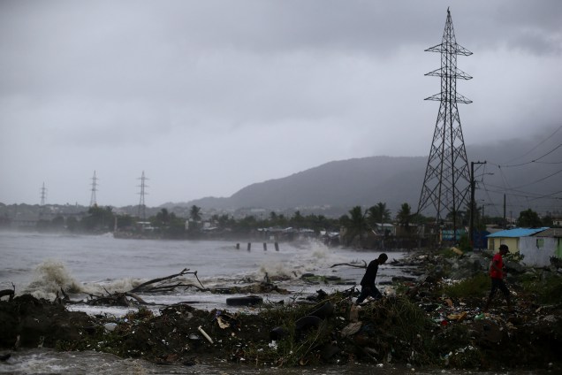 Pessoas andam à beira-mar durante tempestade causada pela passagem do furacão Irma em Puerto Plata, na República Dominicana - 07/09/2017