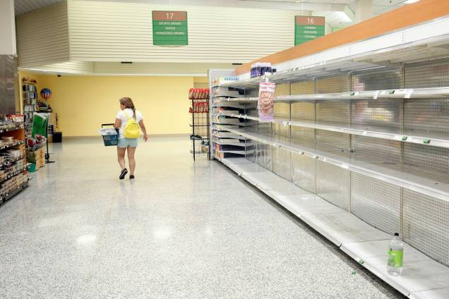 Prateleiras ficam vazias em um supermercado em Kissimmee, na Flórida antes da chegada do furacão Irma - 09/09/2017