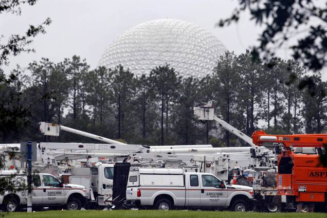 A cúpula 'Spaceship Earth' aparece ao fundo de uma frota de caminhões estacionados no parque temático Disney's Epcot antes da chegada do furacão Irma em Kissimmee, na Flórida (EUA) - 10/09/2017