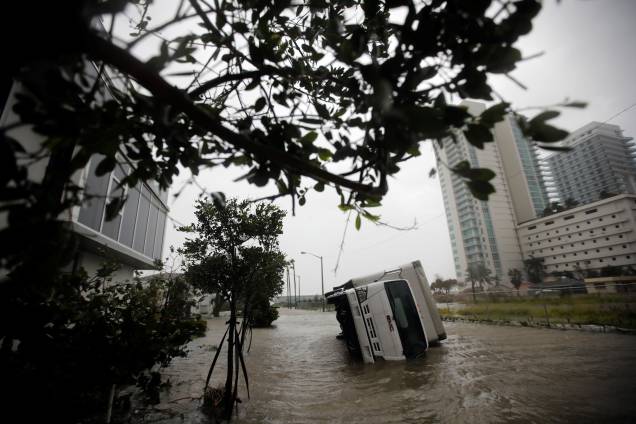 Caminhão fica tombado durante a passagem do furacão Irma no sul da Flórida, em Miami - 10/09/2017