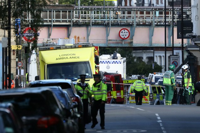 Policiais, paramédicos e equipe de resgate fecham os entornos da estação Parsons Green, em Londres, onde uma bomba explodiu no metrô nesta manhã - 15/09/2017