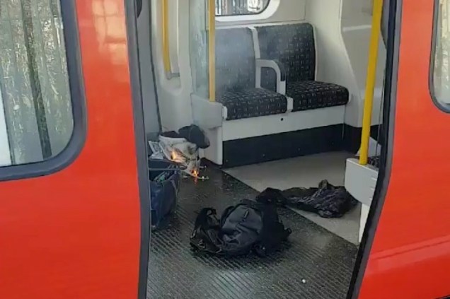 Objetos em chamas são vistos no chão de  um trem do metrô na estação Parsons Green, em Londres - 15/09/2017