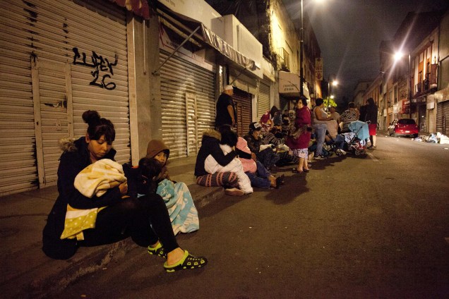 Pessoas se reúnem em uma rua na Cidade do México após um terremoto de magnitude 8,4 atingir o sul do país  - 08/09/2017