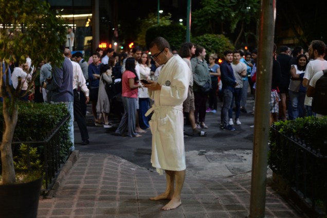 Pessoas se reúnem em uma rua na Cidade do México após um terremoto de magnitude 8,4 atingir o sul do país  - 08/09/2017