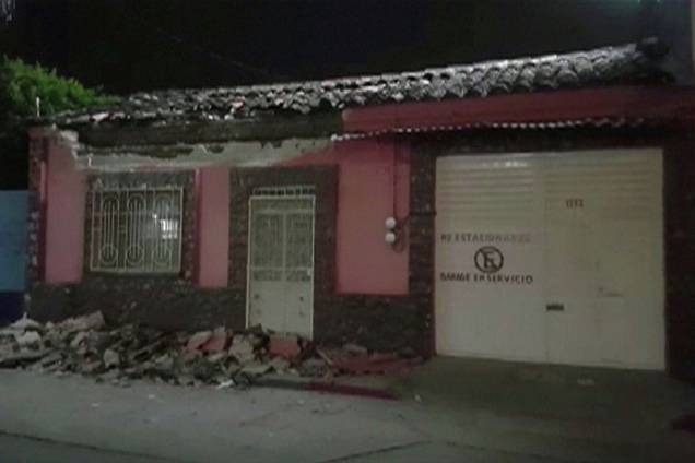 Casa fica danificada em Tuxtla Gutierrez, sul de Veracruz, após um terremoto de 8,4 graus de magnitude atingir o México - 08/09/2017 Casa fica danificada em Tuxtla Gutierrez, sul de Veracruz, após um terremoto de 8,4 graus de magnitude atingir o México - 08/09/2017