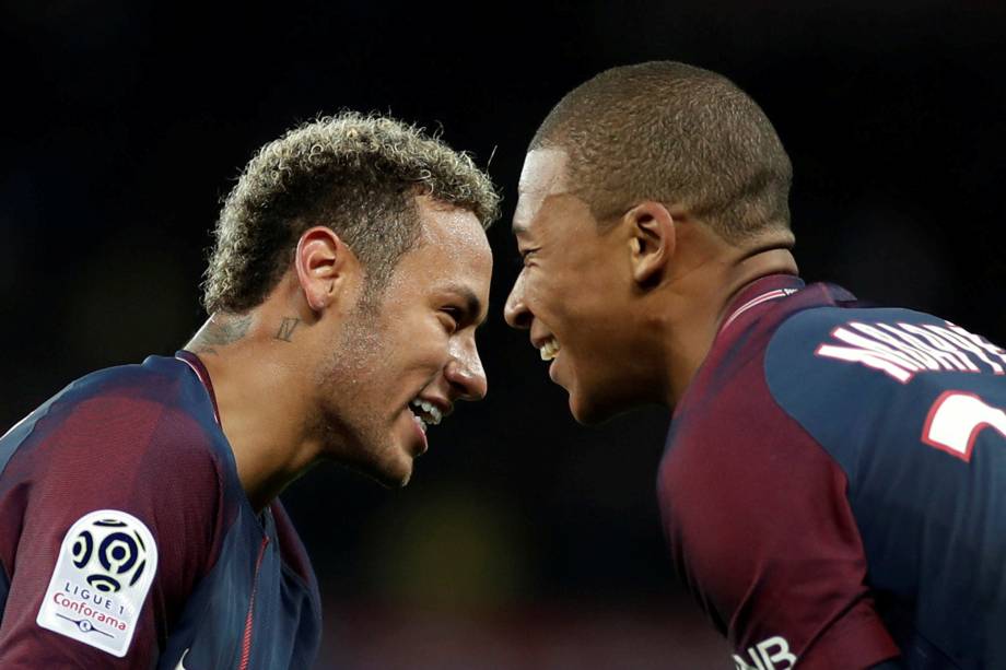 Neymar e Mbappe durante partida contra o Olympique Lyonnais pelo Campeonato Francês - 27/09/2017