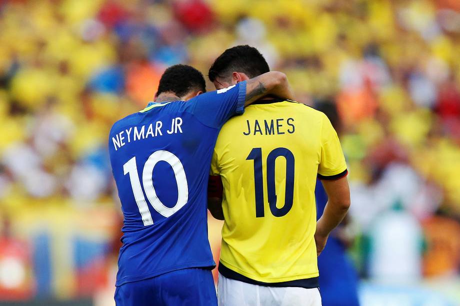 Neymar e James Rodriguez conversam durante partida contra a Colômbia, pelas eliminatórias da Copa da Rússia, em Barranquilla - 05/09/2017
