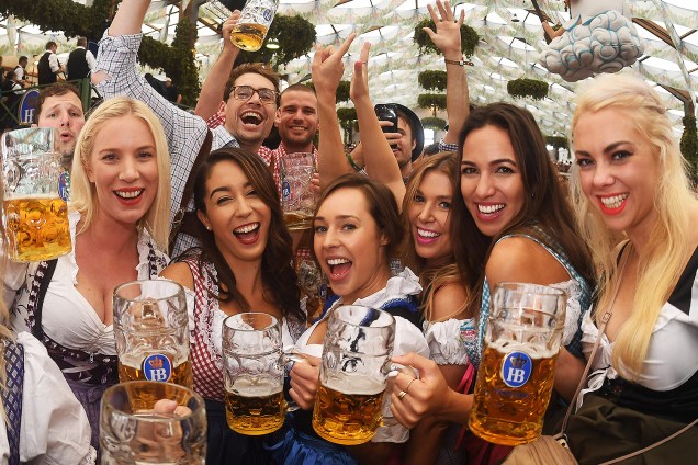 Visitantes participam do primeiro dia da Oktoberfest, maior festival de cervejas do mundo, em Munique na Alemanha - 16/09/2017