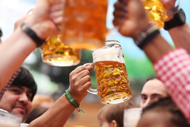 Visitantes participam do primeiro dia da Oktoberfest, maior festival de cervejas do mundo, em Munique na Alemanha - 16/09/2017 Visitantes participam do primeiro dia da Oktoberfest, maior festival de cervejas do mundo, em Munique na Alemanha - 16/09/2017