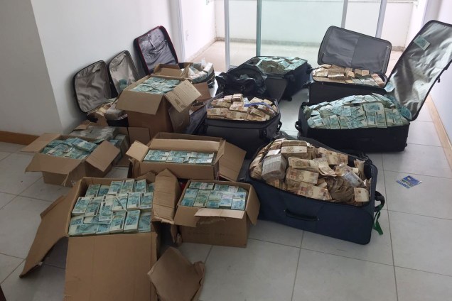 A Polícia Federal (PF) encontrou um “bunker" em Salvador (BA), utilizado pelo ex-ministro Geddel Vieira Lima para guardar dinheiro em espécie. A ação fez parte da Operação Tesouro Perdido. As malas continham R$ 51 milhões - 05/09/2017<span></span>