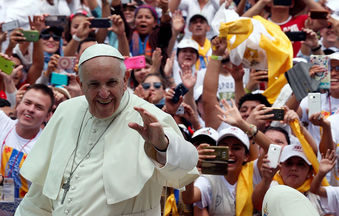 Papa Francisco acena para fiéis no aeroporto Enrique Olaya Herrera, em Medelín, na Colômbia