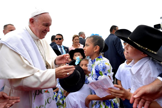 Papa Francisco cumprimenta crianças em sua chegada ao aeroporto de Villavicencio, na Colombia - 08/09/2017