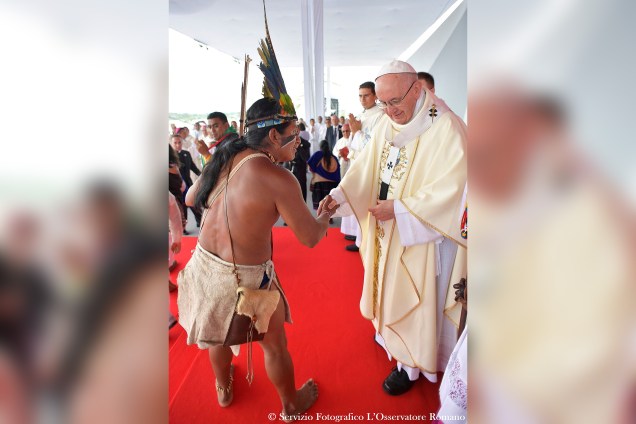 Papa Francisco cumprimenta um índio vestido com um traje tradicional enquanto lidera a santa missa em Villavicencio, na Colômbia - 08/09/2017