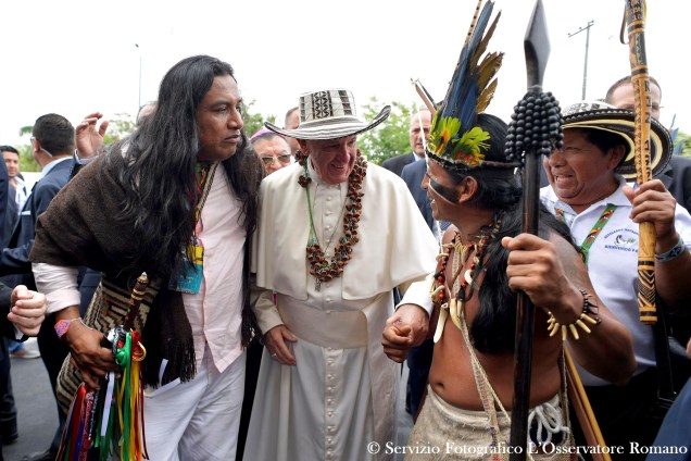 Papa Francisco cumprimenta índios vestidos com trajes tradicionais enquanto lidera a santa missa em Villavicencio, na Colômbia - 08/09/2017