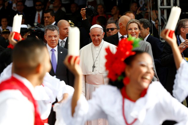 Papa Francisco chega a Bogotá e é recebido pelo presidente Juan Manuel Santos - 06/09/2017
