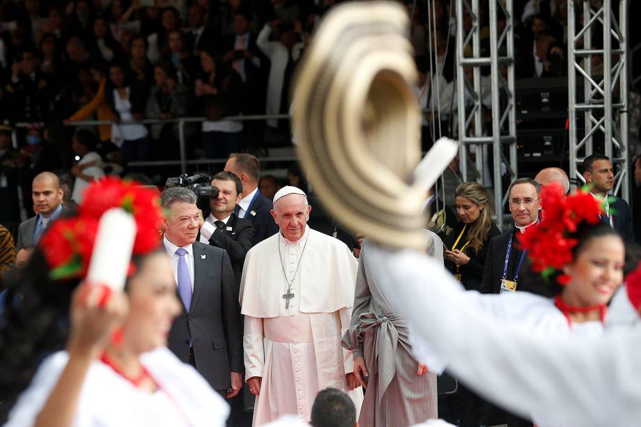 Papa Francisco chega a Bogotá e é recebido pelo presidente Juan Manuel Santos - 06/09/2017