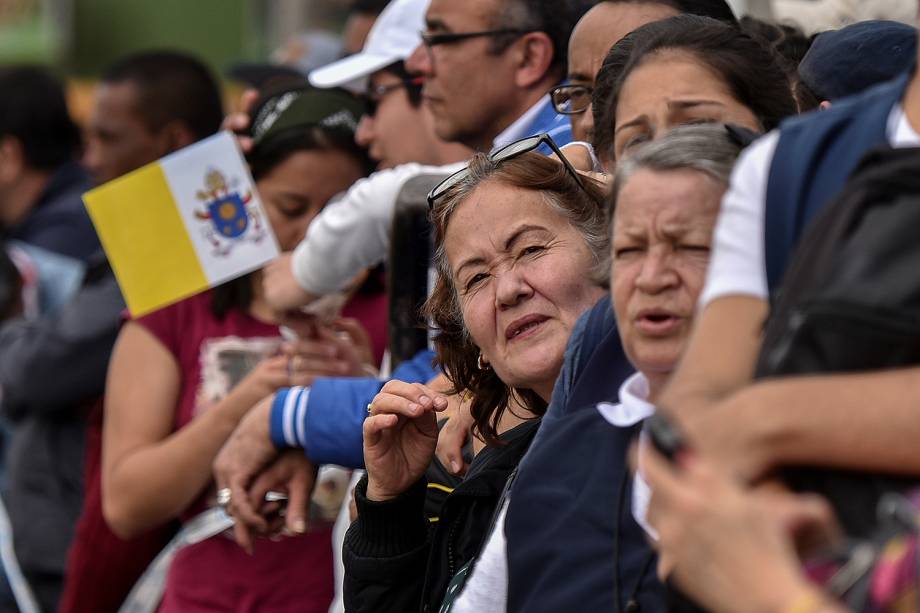 Papa Francisco chega a Bogotá e é recebido por uma multidão - 06/09/2017