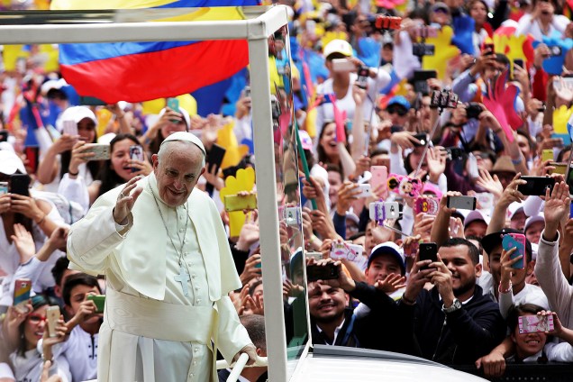 O Papa Francisco acena para o público durante o segundo dia em Bogotá, na Colômbia - 07/09/2017