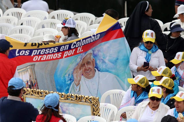 Pessoas seguram cartazes do Papa Francisco durante uma cerimônia no palácio presidencial em Bogotá, na Colômbia - 07/09/2017