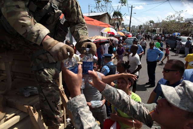 Soldados distribuem água para moradores atingidos pelo furacão Maria, em San Juan, Porto Rico