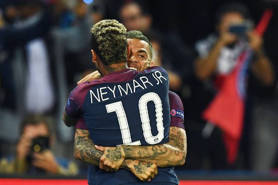 Dani Alves, do PSG, comemora o gol contra o Bayern de Munique no estádio Parc des Princes, pela 2ª rodada da fase de grupos da Liga dos Campeões - 27/09/2017