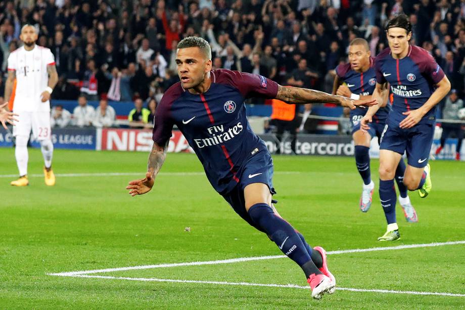 Dani Alves, do PSG, comemora o gol contra o Bayern de Munique no estádio Parc des Princes, pela 2ª rodada da fase de grupos da Liga dos Campeões - 27/09/2017