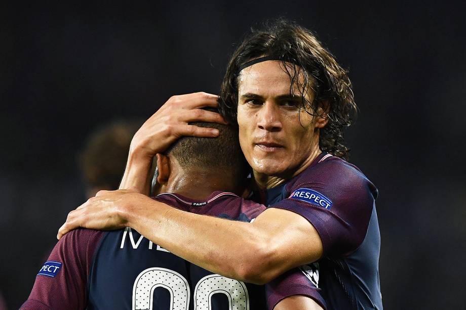 Edinson Cavani, do PSG, comemora o gol contra o Bayern de Munique no estádio Parc des Princes, pela 2ª rodada da fase de grupos da Liga dos Campeões - 27/09/2017