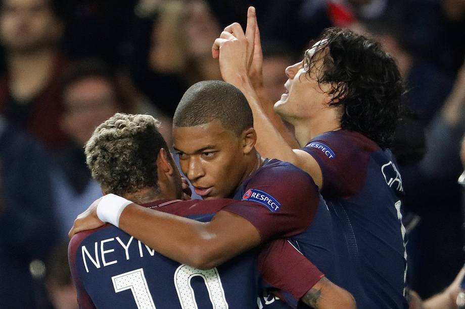 Edinson Cavani do PSG comemora o gol contra o Bayern de Munique no estádio Parc des Princes, pela 2ª rodada da fase de grupos da Liga dos Campeões - 27/09/2017