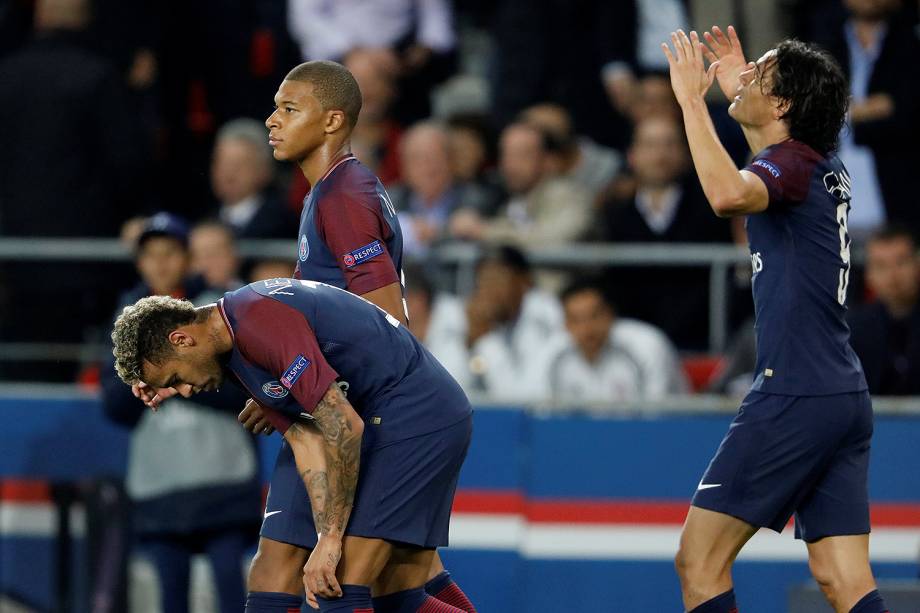 Edinson Cavani do PSG comemora o gol contra o Bayern de Munique no estádio Parc des Princes, pela 2ª rodada da fase de grupos da Liga dos Campeões - 27/09/2017