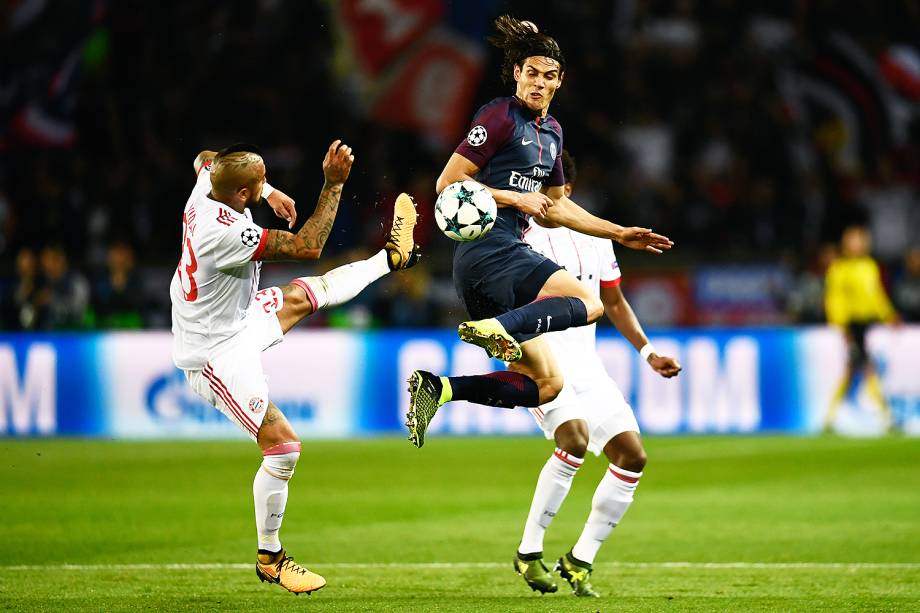 Edinson Cavani, do PSG, em lance contra Arturo Vidal, do Bayern de Munique, no estádio Parc des Princes, pela 2ª rodada da fase de grupos da Liga dos Campeões - 27/09/2017