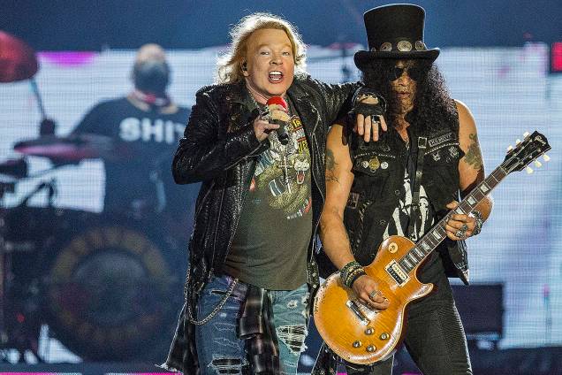 Axl Rose e Slash do Guns N' Roses se apresentam no palco Mundo durante o sexto dia da sétima edição do Rock In Rio realizada no Parque Olímpico do Rio de Janeiro, RJ - 23/09/2017