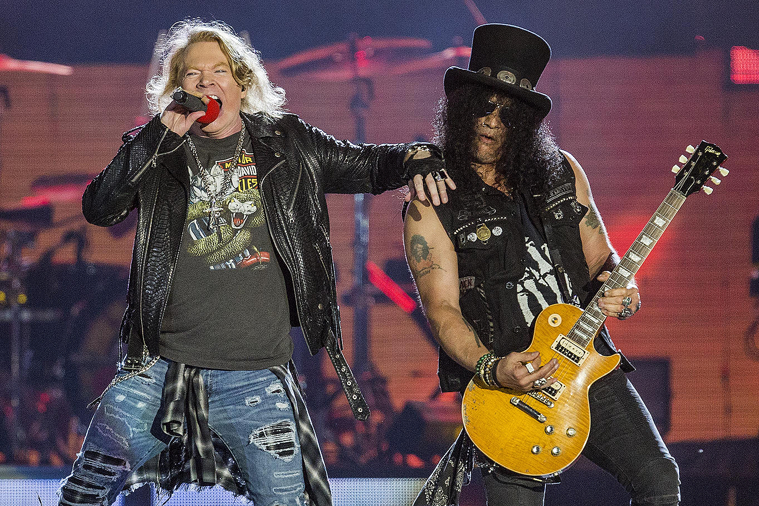 Com voz esganiçada, Axl Rose dá vexame em show do Guns N' Roses | VEJA
