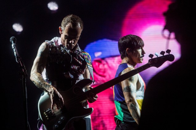 Baixista da banda Red Hot Chilli Peppers, Flea, e o vocalista, Anthony Kiedis, durante performance no palco do Rock in Rio