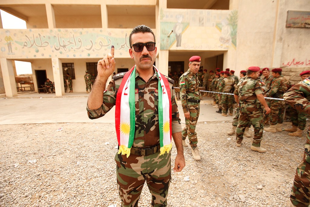 Membro da força Peshmerga demonstra-se a favor da independência do Curdistão, no Iraque