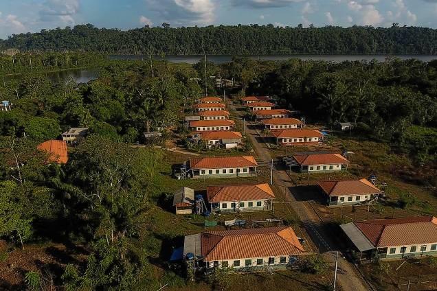 A infraestrutura da vila de São Francisco do Rio Iratapuru conta com 43 casas de madeira, escola, alojamento para professores, quadra poliesportiva coberta e um posto médico
