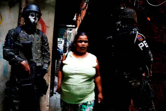 Membros da Polícia do Exército usam máscaras de caveira durante operação na Favela da Rocinha, no Rio de Janeiro - 25/09/2017