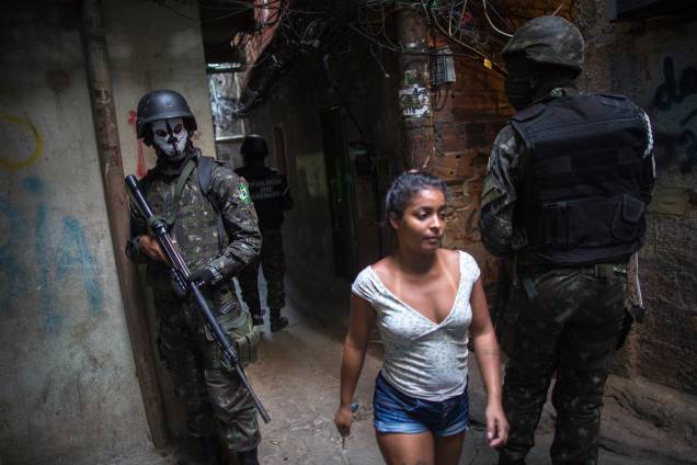 Membros da Polícia do Exército usam máscaras de caveira durante operação na Favela da Rocinha, no Rio de Janeiro - 25/09/2017