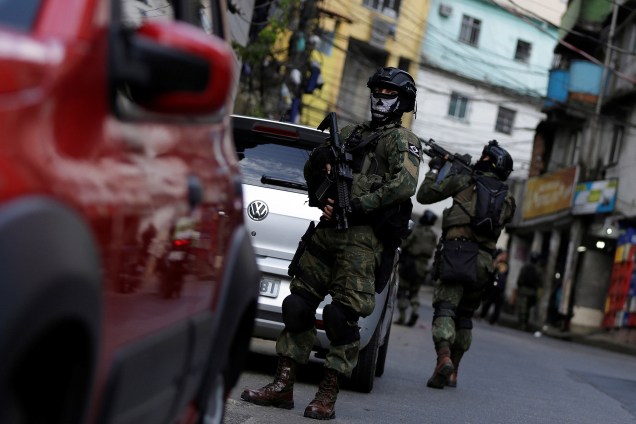 Militares das Forças Armadas usam máscaras de caveira durante operação na Favela da Rocinha, no Rio de Janeiro - 24/09/2017