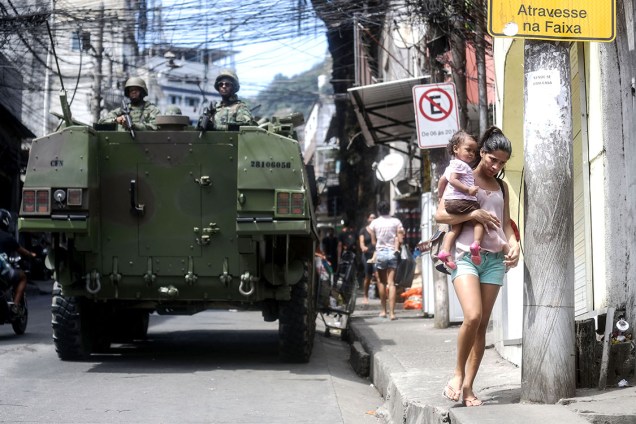 Forças armadas patrulham comunidade da Rocinha para conter guerra entre traficantes, no Rio - 23/09/2017