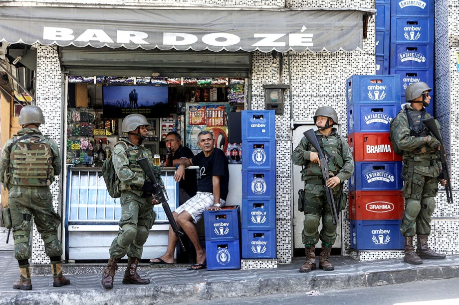 Forças armadas patrulham comunidade da Rocinha para conter guerra entre traficantes, no Rio - 23/09/2017