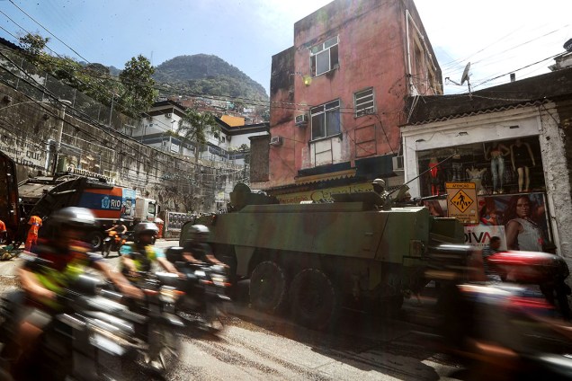 Forças armadas patrulham comunidade da Rocinha para conter guerra entre traficantes, no Rio - 23/09/2017