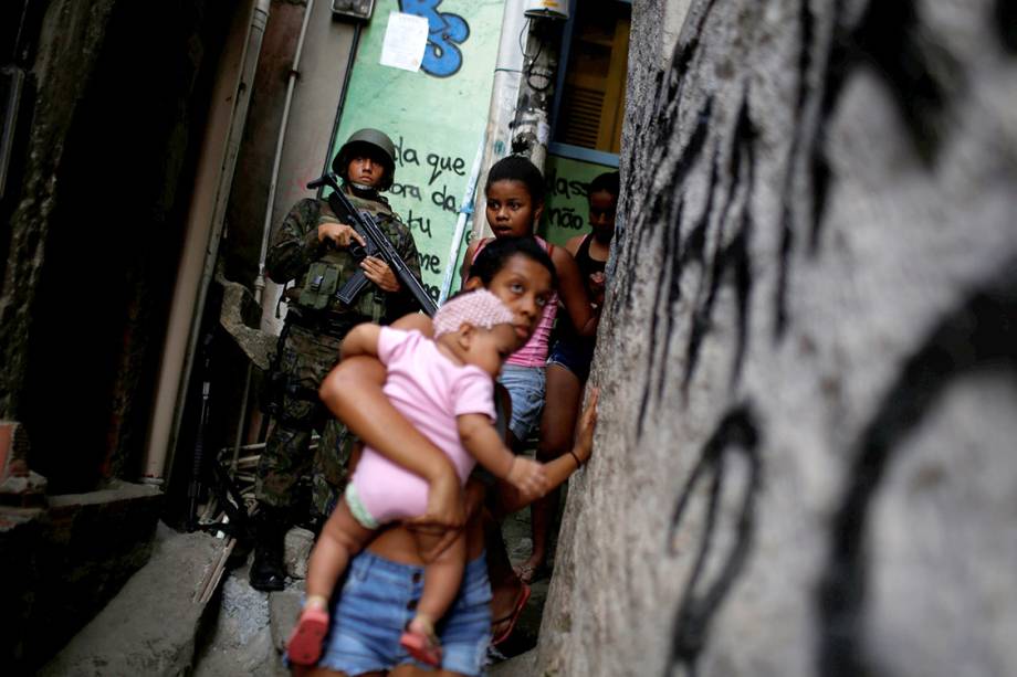 Operações das Forças Armadas durante o terceiro dia de ocupação na Rocinha, no Rio - 24/09/2017