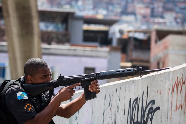 Policias trocam tiros com traficantes durante operação na Rocinha, no Rio - 22/09/2017